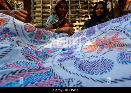 Les femmes des régions rurales à faire nakshi kantha, un type de couette brodée à un village dans la région de jessore. Bangladesh. Banque D'Images