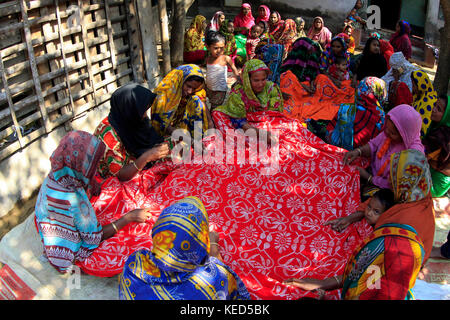 Les femmes des régions rurales à faire nakshi kantha, un type de couette brodée à un village dans la région de jessore. Bangladesh. Banque D'Images