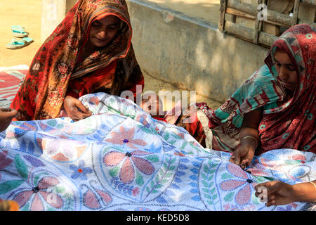 Les femmes des régions rurales à faire nakshi kantha, un type de couette brodée à un village dans la région de jessore. Bangladesh. Banque D'Images