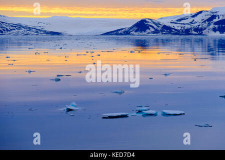 Vue sur mer mer Storfjorden banquise aux montagnes et des glaciers sur la côte est de l'Arctique en soirée d'été. Spitsbergen Svalbard Norvège Scandinavie Banque D'Images