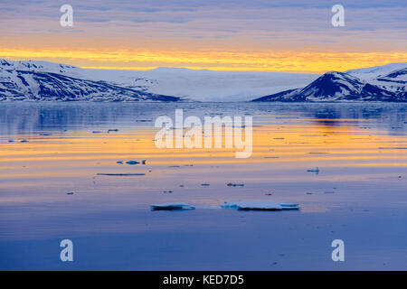 Vue sur mer Storfjorden mer calme banquise à glacier sur la côte est de l'Arctique en été, soleil du soir. Spitsbergen Svalbard Norvège Scandinavie Banque D'Images