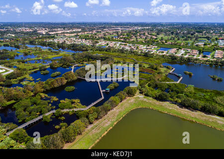 Delray Beach Florida, Wakodahatchee nature Wetlands sentier de promenade surélevé, vue aérienne au-dessus, quartier résidentiel maisons, Banque D'Images