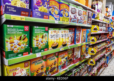 Lisbonne Portugal,Supermercado Minipunco,Rua Alexandre Herculano,supermarché,épicerie,étagères,céréales,petit déjeuner,DIA Cereales,marque,di Banque D'Images