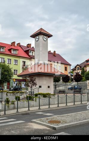 TRZEBINIA, POLOGNE - 19 AOÛT 2017 : Tour avec horloge et appartement sur le marché à Trzebinia, Pologne. Banque D'Images