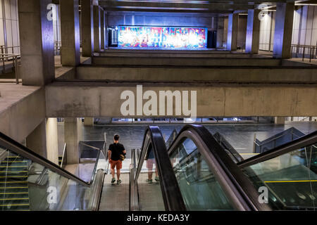 Lisbonne Portugal,Metro Lisboa,transports en commun,métro,Terreiro do Paco,station,escalator,homme hommes,intérieur,hispanique,immigrants,portugais,PT170 Banque D'Images