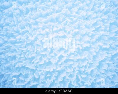 Structure de surface de neige en cristal de très près. Les flocons de neige se coller ensemble sommairement en structure sharp Banque D'Images