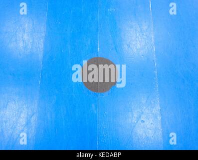 Point noir dans le bleu playfield. plancher en bois peint de salle de sport avec nouvelle peinture. salle de sport schooll Banque D'Images