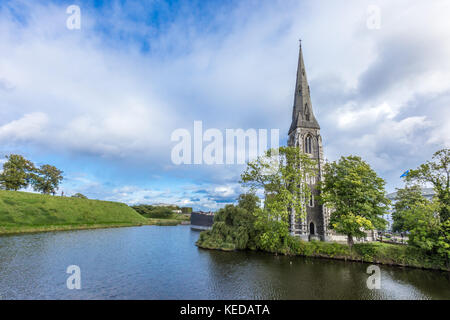 Traduit de l'église sur l'eau étang dans Churchill Park à Copenhague Banque D'Images