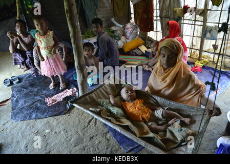 Une famille rohingya se trouve dans des avoirs à la maison unchiprang camp de fortune à Cox's bazar, au Bangladesh, sur Octobre 07, 2017. D'après le Banque D'Images