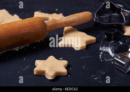 Les cookies non cuits et rouleau à pâtisserie close up Banque D'Images