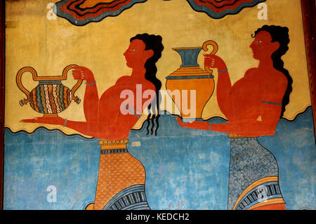 Tasse en plein air au porteur du palais de Knossos en Crète. La fresque a subi une restortion et l'interprétation. Banque D'Images