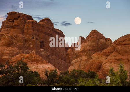 Pleine lune sur fournaise ardente un labyrinthe comme passage, Arches national park, Utah, USA Banque D'Images