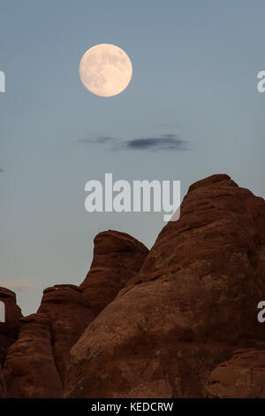 Pleine lune sur fournaise ardente un labyrinthe comme passage, Arches national park, Utah, USA Banque D'Images