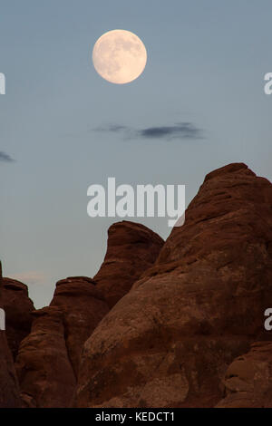 Pleine lune sur fournaise ardente un labyrinthe comme passage, Arches national park, Utah, USA Banque D'Images