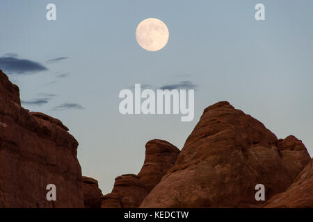 Pleine lune sur fournaise ardente un labyrinthe comme passage, Arches national park, Utah, USA Banque D'Images