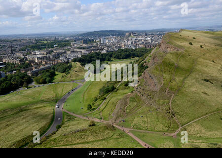 Edimbourg, Ecosse. Vue sur la ville depuis le haut de Arthur's Seat. Banque D'Images