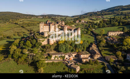 Berze-le-Chatel, France - 06 octobre 2017 : Vue aérienne de château berze, la plus grande et la plus ancienne forteresse en bourgogne du sud Banque D'Images