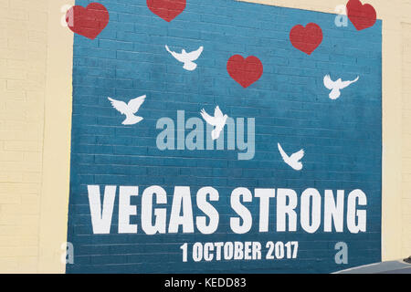 Les bénévoles réunis une mamorial rock garden au centre-ville de las vegas ouverture juste 4 jours après la prise de masse la route 91. Banque D'Images