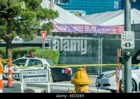 Les bénévoles réunis une mamorial rock garden au centre-ville de las vegas ouverture juste 4 jours après la prise de masse la route 91. Banque D'Images