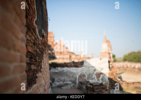 Photo floue du le Wat Chaiwatthanaram complexe dans la ville d'Ayutthaya, Thaïlande. Banque D'Images