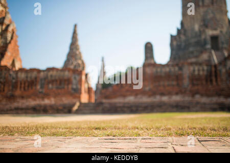 Photo floue du le Wat Chaiwatthanaram complexe dans la ville d'Ayutthaya, Thaïlande. Banque D'Images