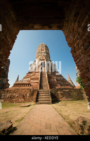 (Selective Focus) la vue étonnante de la pierre porte de la Wat Chaiwatthanaram complexe dans la ville d'Ayutthaya, Thaïlande. Banque D'Images