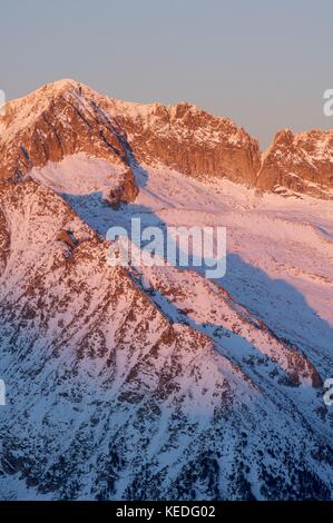 Coucher de soleil dans la montagne, pic aneto 3404 m., parc naturel posets maladeta, Huesca, Aragon, Pyrénées, Espagne Banque D'Images