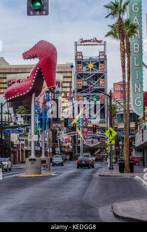 À l'ouest sur Fremont Street en direction de la rue Fremont experiance et slotszilla la corde sous l'auvent. Banque D'Images