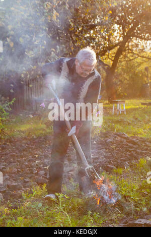 Man de faire un feu dans le jardin Banque D'Images