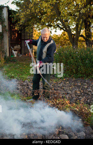 Man de faire un feu dans le jardin Banque D'Images