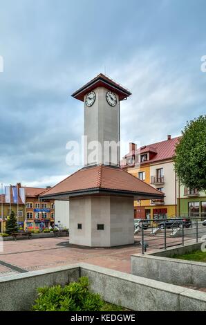 TRZEBINIA, POLOGNE - 19 AOÛT 2017 : Tour avec horloge et appartement sur le marché à Trzebinia, Pologne. Banque D'Images