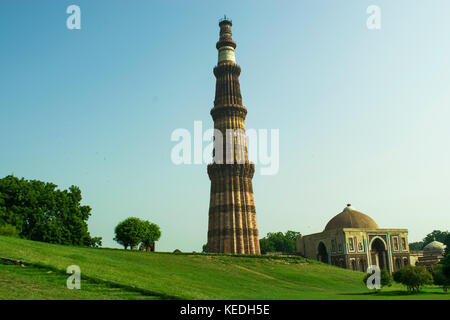 Qutb Minar a été créé avec quwwat-ul-Islam mosquée autour de 1192, par qutb-ud-din aibak, premier roi de la sultanat de Delhi. Banque D'Images