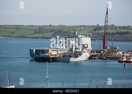 Le HMS Mounts Bay au port de Falmouth UK avec HMS Enterprise aux côtés Banque D'Images