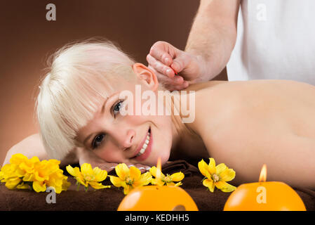 Close-up of a Young Woman Receiving Acupuncture Treatment In A Beauty Spa Banque D'Images