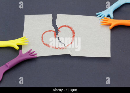 Réplique de tirer sur le papier à la main avec amour symbole. concept de garde d'enfant,divorce,matrinomial. Banque D'Images