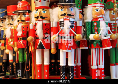 Cassenoix colorés à un traditionnel marché de Noël à Salzbourg, en Autriche. Banque D'Images