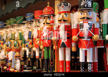 Cassenoix colorés à un traditionnel marché de Noël à Salzbourg, en Autriche. Banque D'Images