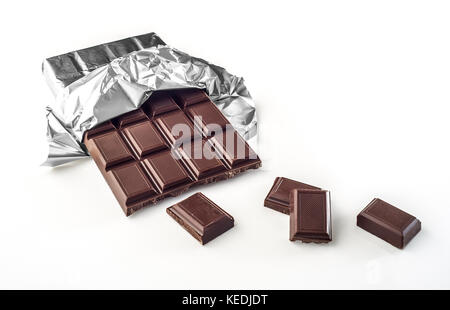 Barre de chocolat à wrapper isolé sur fond blanc Banque D'Images