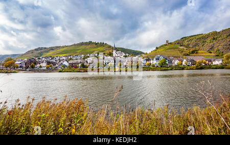 Village viticole de Klotten en Moselle Paysage Rheinland Pfalz Allemagne Banque D'Images