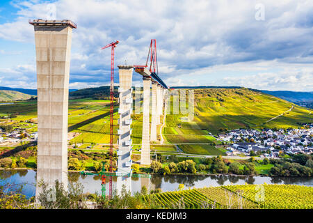 Moselle Vineyads Hochmoselbruecke et paysage sous semi Allemagne Banque D'Images