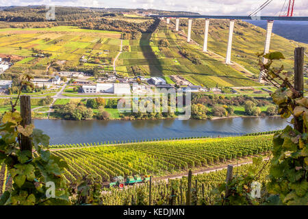 Moselle Vineyads Hochmoselbruecke et paysage sous semi Allemagne Banque D'Images