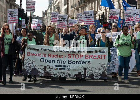 Manifestants anti Brexit, pro UE, de nombreuses affiches et grande bannière 'ouvrez les frontières, le Brexit est rasciste' Banque D'Images