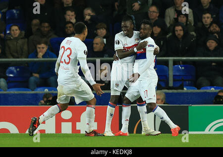 Bertrand Traore (au centre), de l'Olympique Lyonnais, célèbre le deuxième but de sa partie avec ses coéquipiers Kenny Tete (à gauche) et Maxwel Cornet lors du match de l'UEFA Europa League, Groupe E à Goodison Park, Liverpool. Banque D'Images