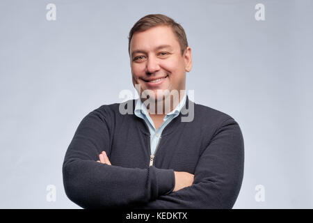 Moitié du corps, portrait of middle aged man with folded arms looking at camera Banque D'Images