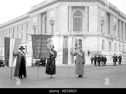 Mildred Gilbert, Pauline Floyd et Vivien Pierce, Suffragettes piquetage du bâtiment du Sénat, Washington DC, USA, Harris & Ewing, 1918 Banque D'Images