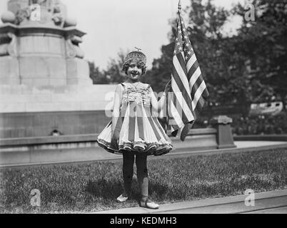 Jeune fille habillé en costume de la liberté avec le drapeau américain, quatrième de juillet, fête, Washington DC, USA, Harris et Ewing, 1916 Banque D'Images