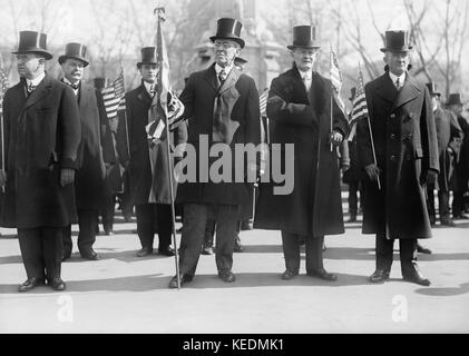 Président Woodrow Wilson (au centre), Vice-président Thomas Marshall à la gauche de Wilson, tenant des drapeaux américains pendant le défilé honorant le retour de Wilson de la Conférence de paix de Paris, Washington DC, USA, Harris & Ewing, mars 1919 Banque D'Images