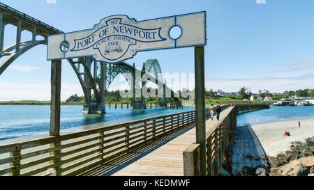 Port de Newport, pont de Yaquina Bay, US Highway 101, Pacific Coast Scenic Byway, près de Newport, Oregon. Oregon Central Coast, plages, baies, bars Banque D'Images