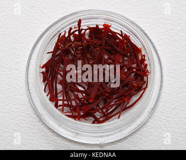 D'épices marocaines traditionnelles de safran sur la plaque en plastique Banque D'Images