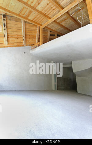 Nouvelle maison vide intérieur en construction avec plafond en bois Banque D'Images